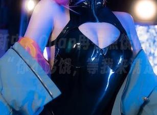 图包更新中，Quan冉有点饿的红裙仿佛在说：“你不够饿，等我来满足你！”