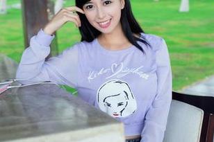 TuiGirl推女郎 – 我还在研究何奕恋的高跟鞋图包，分享过程中能不能顺便咱们聊聊？？