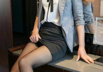 UGirls尤果网 – 最新图集：Abby金金的牛仔裤，就这样悄悄抓住了我的眼神。