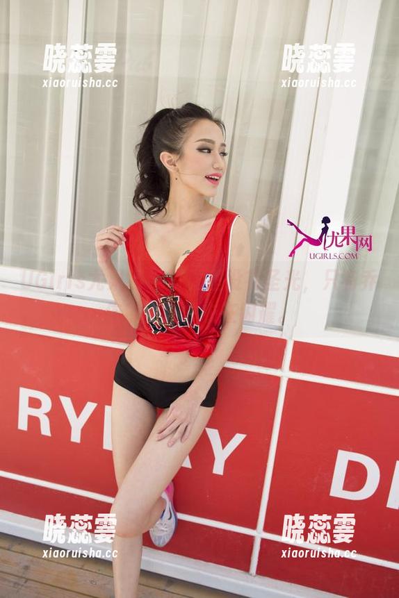 UGirls尤果网 - 写真里没有圣光，只有乔依琳的连体衣在闪耀。