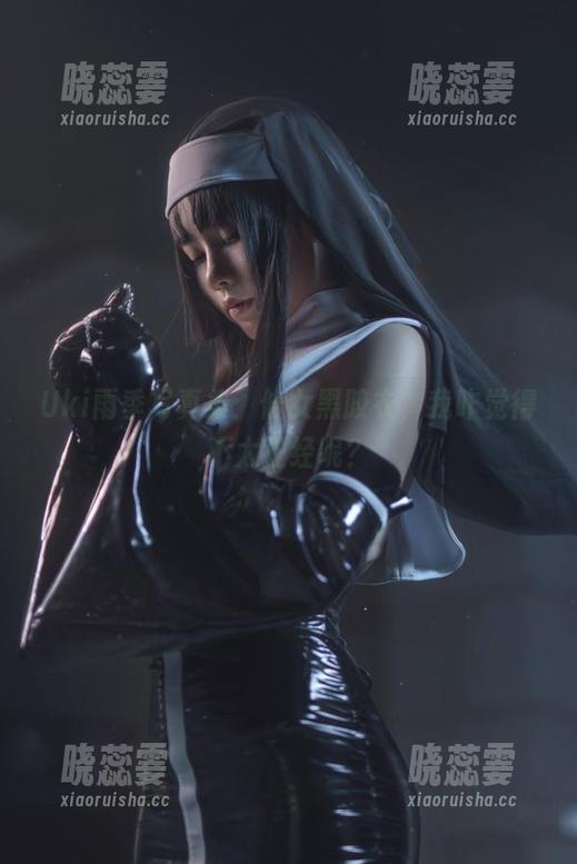 Uki雨季写真集：修女黑胶衣，我咋觉得不太正经呢？
