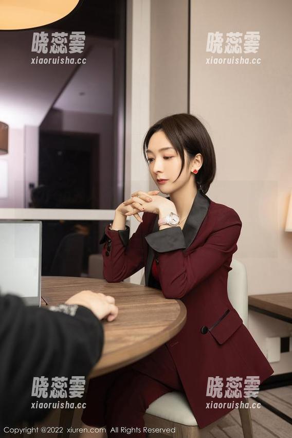 Xiuren秀人网 - 这里有FoxYini孟狐狸的职业装图包分享，随便睁眼就能变身职场精英！