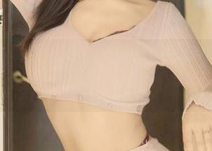 Xiuren秀人网 – 刘婷婷最新写真集：看棉袜如何和她的腿上演时尚小剧场！