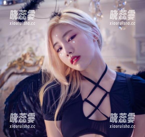 Yebin(전예빈)私房随拍：在仙境花园里凹造型的日子