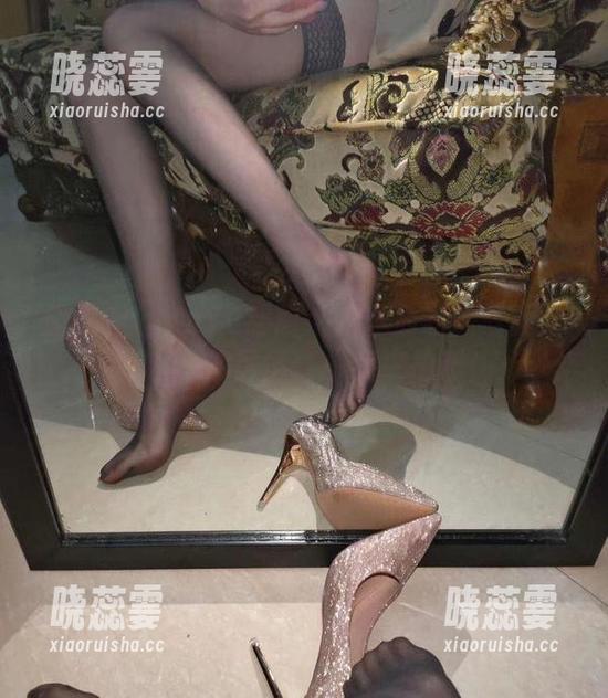 微密圈 - YuYu超甜丫的泳池私房写真：可以，你尽情打水我来拍照！