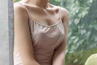 克拉女神 – 依娜丝和她的奶牛：原图让人好奇，这跟蹭热点有啥关系？
