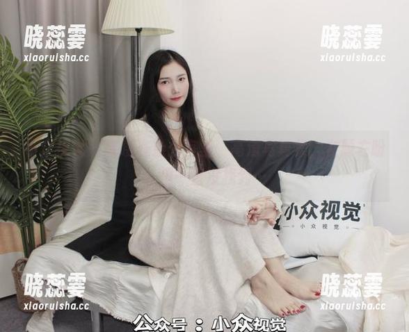 小众视觉 - 嘤嘤在办公室里，高清写真集，左顾右盼，但一直没找到…
