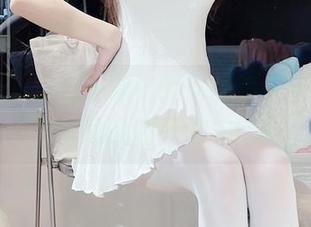 微密圈 – 小萌子和她的体操服，照片呈现了不可思议的可爱与优雅。