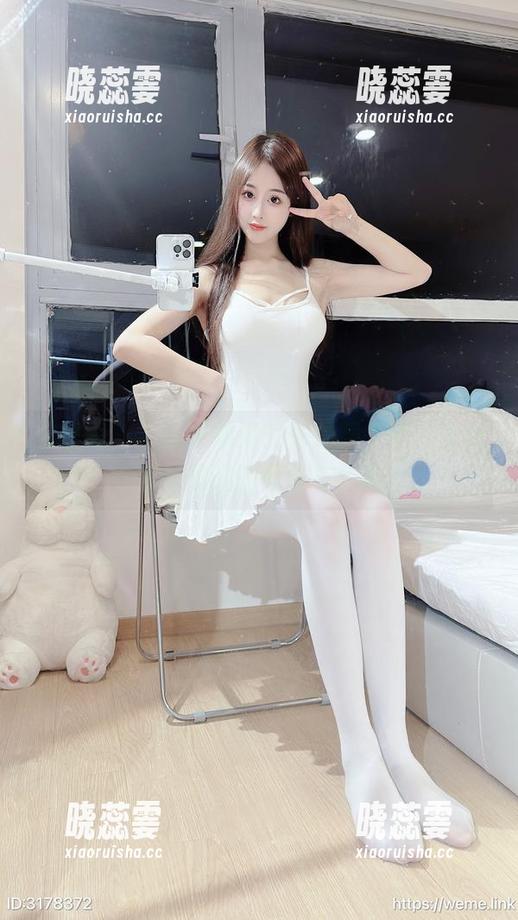 微密圈 - 小萌子和她的体操服，照片呈现了不可思议的可爱与优雅。