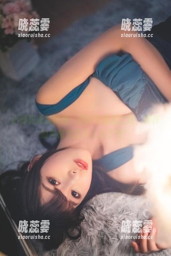 小酥酱泳装图册：游泳与摆拍之间，那样的神情太打动人心了吧！