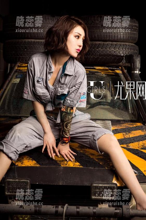 尤果网 - 在这张图片中，K8傲娇萌萌的温柔又好像藏着些小心思。