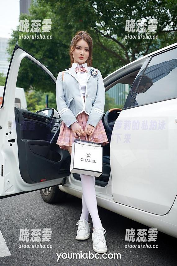 尤蜜荟 - 不一样的浪！合法萝莉的私拍泳装写真就让人停不下来