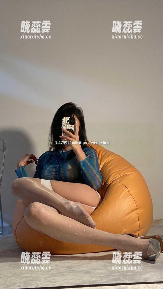 微密圈 - 徐绾绾yyyy的美脚资源集：把你的视线完全吸引过来，就像小猫盯着线团一样！