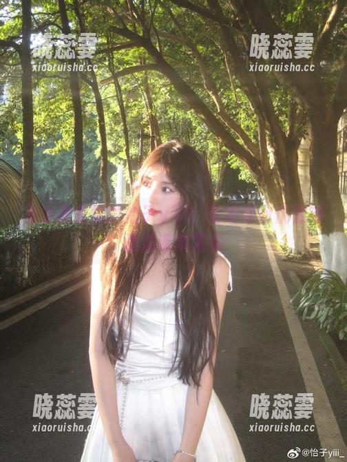 高清教室里的怡子yiii：看她如何优雅地透过课本发呆