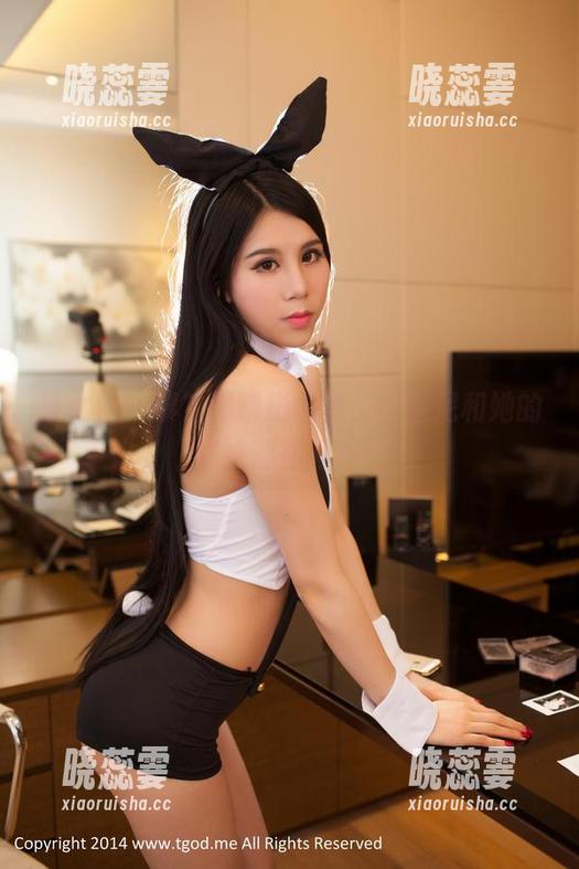 推女神 - 咦？谭晓彤全集，比基尼和她的视线都在闪光。