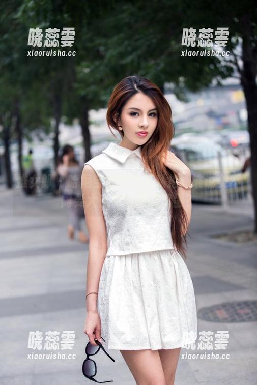 推女郎 - 哈尼宝宝的户外私拍：谁说美不需要大自然的调皮捣蛋？