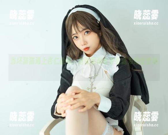 当坏猫猫遇上杏仁曲奇，这张写真也许会成为绝佳壁纸！