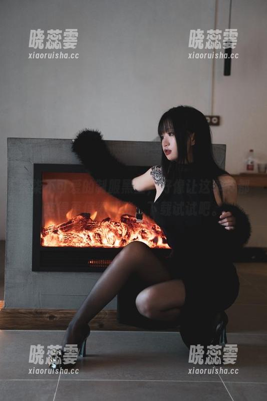 柒柒不可爱的制服黑丝，好像让这季节都变得更值得期待，下载试试吧。