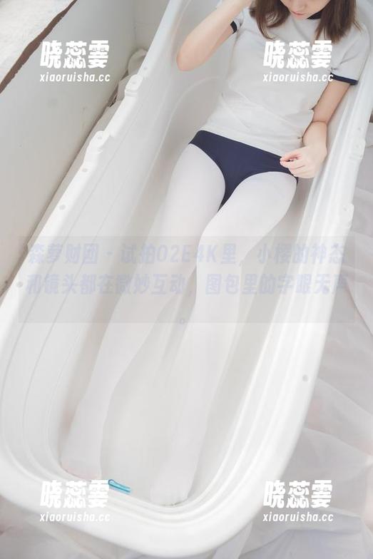 森萝财团 - 试拍02E4K里，小樱的神态和镜头都在微妙互动，图包里的字眼无声。