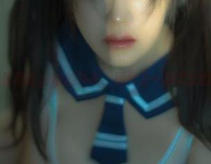 水手服不只是樱晚gigi的外衣，图片里一抹淡淡的俏皮灵动。