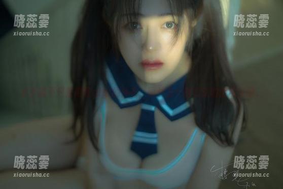 樱晚gigi 水手服不只是樱晚gigi的外衣,图片里一抹淡淡的俏皮灵动。