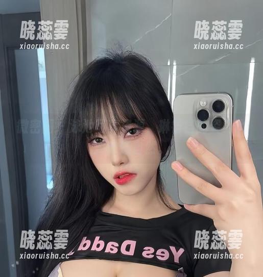 微密圈 - 泳池写真资源，琳铛铛的姿势比游泳还自然。