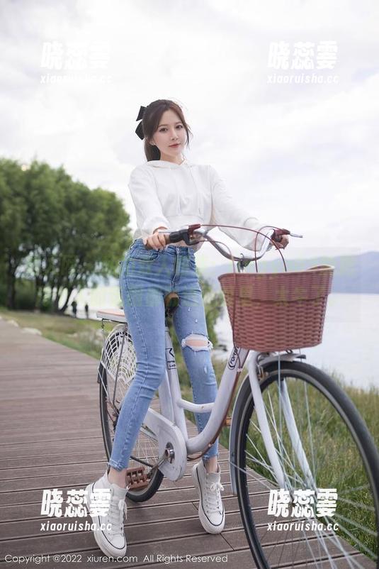 秀人网 - 私拍双人图集：lingyu69能把两个人的氛围都融进画面里，太牛了。