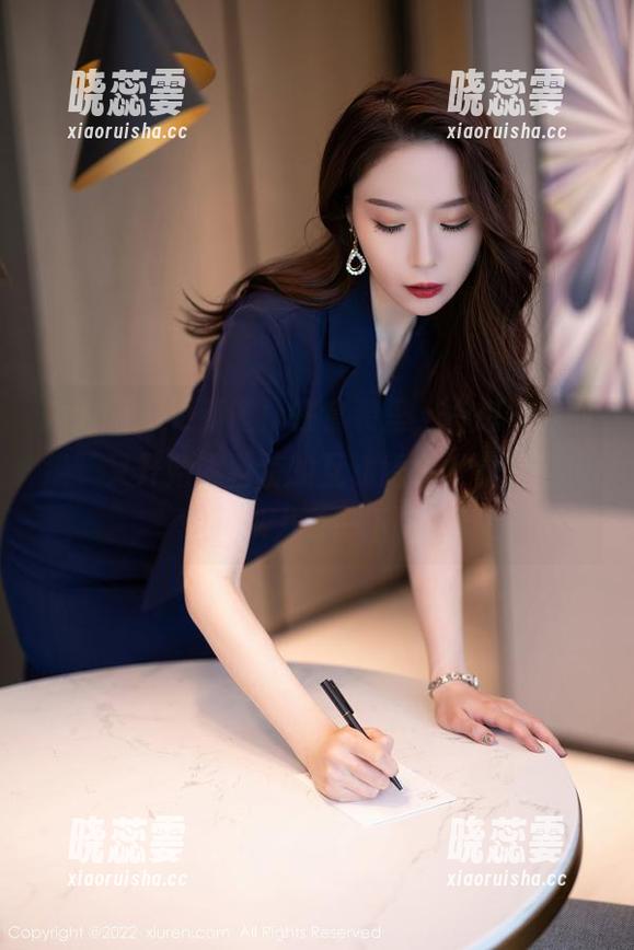 秀人网 - 更新啦！在套装里，“想做你的猫”又开始她独特的互动秀，没事咱们也可以八卦一下。