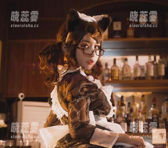 不知为何，看着芊川一笑MNK的少女写真合集，只想懒洋洋地笑出来。