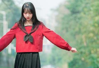 制服驾到，西瓜少女的Cos让图片里的每一个角落都是红红火火的闹腾！