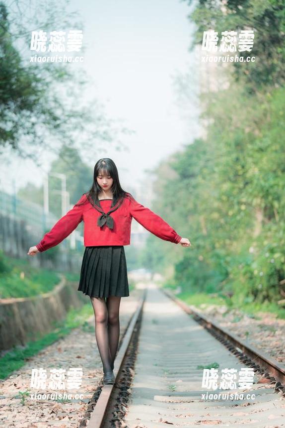 制服驾到，西瓜少女的Cos让图片里的每一个角落都是红红火火的闹腾！