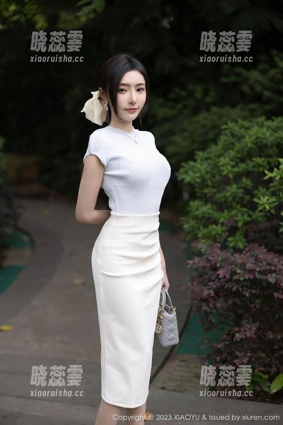 语画界-苏曼兮 语画界 - 苏曼兮黑白套图合集:挺不错的,但有时候觉得是不是可以再来点别的?