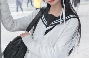 雪琪SAMA的最新女仆图片，后面那只萌宠是不是也在打酱油？