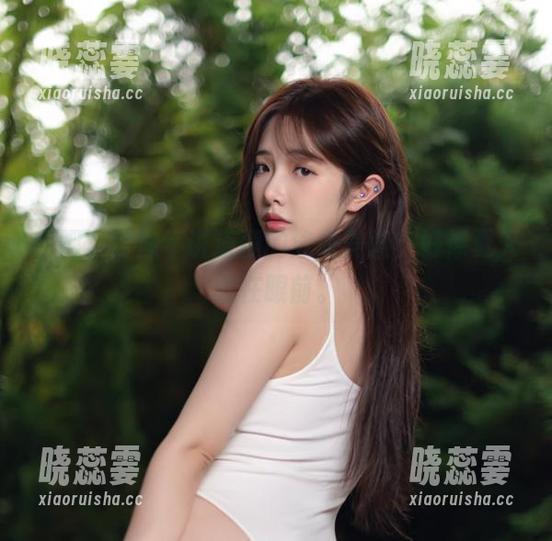 看吧，雯妹不讲道理的泳衣美图，好像夏天就在眼前。