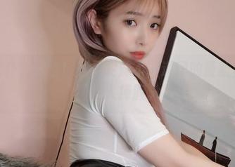 灰色女仆？没错！就是雯妹不讲道理的最新自拍美图令人捧腹。