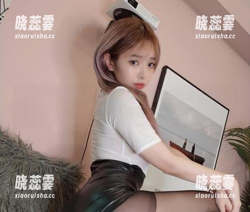 灰色女仆？没错！就是雯妹不讲道理的最新自拍美图令人捧腹。