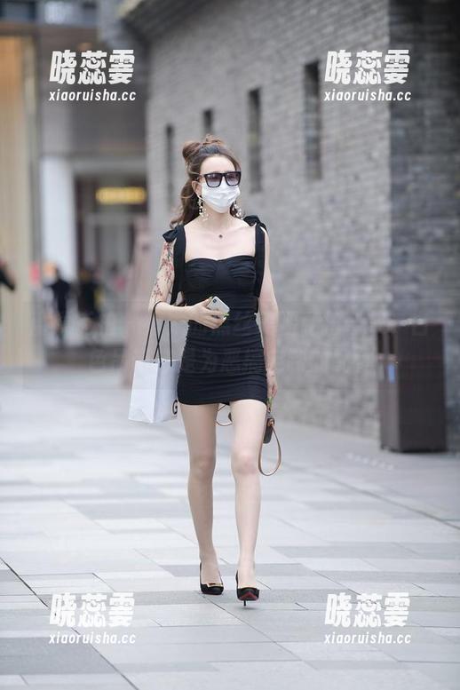 魔镜街拍 - 婷婷的黑丝美腿私拍合集，白色吊带像是为恶搞定制的配件