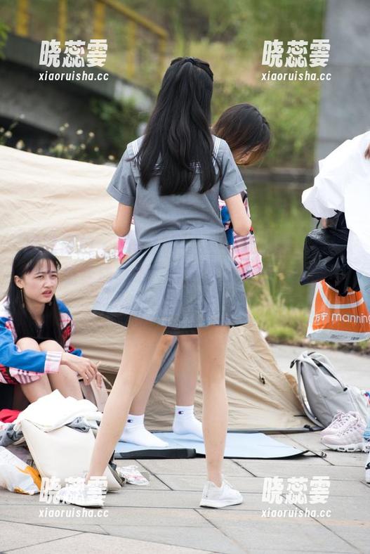 魔镜街拍 - 当楼楼穿上白色连衣裙，连墙壁都想变成壁纸！这时候我在想，我能不能也穿一条？