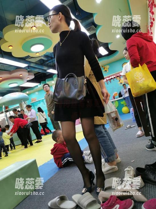 魔镜街拍 - 啊哈哈，这个广场太疯狂了！萌宝儿的包臀裙肉丝写真更新了，快来看看！