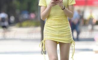 魔镜街拍：这位黑色丝袜女郎的职业装太绝了，原图资源你得收好！